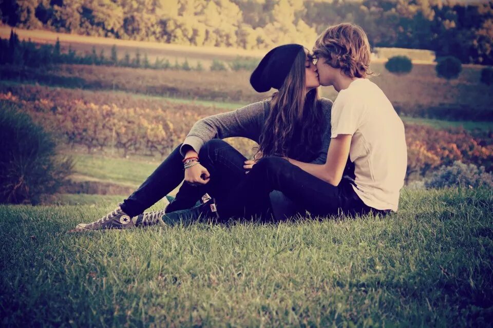 пара влюбленных подростков. юношеская влюбленность. парень и девушка. мальчик и девочка обнимаются 14 лет. мальчик и девочка любовь.