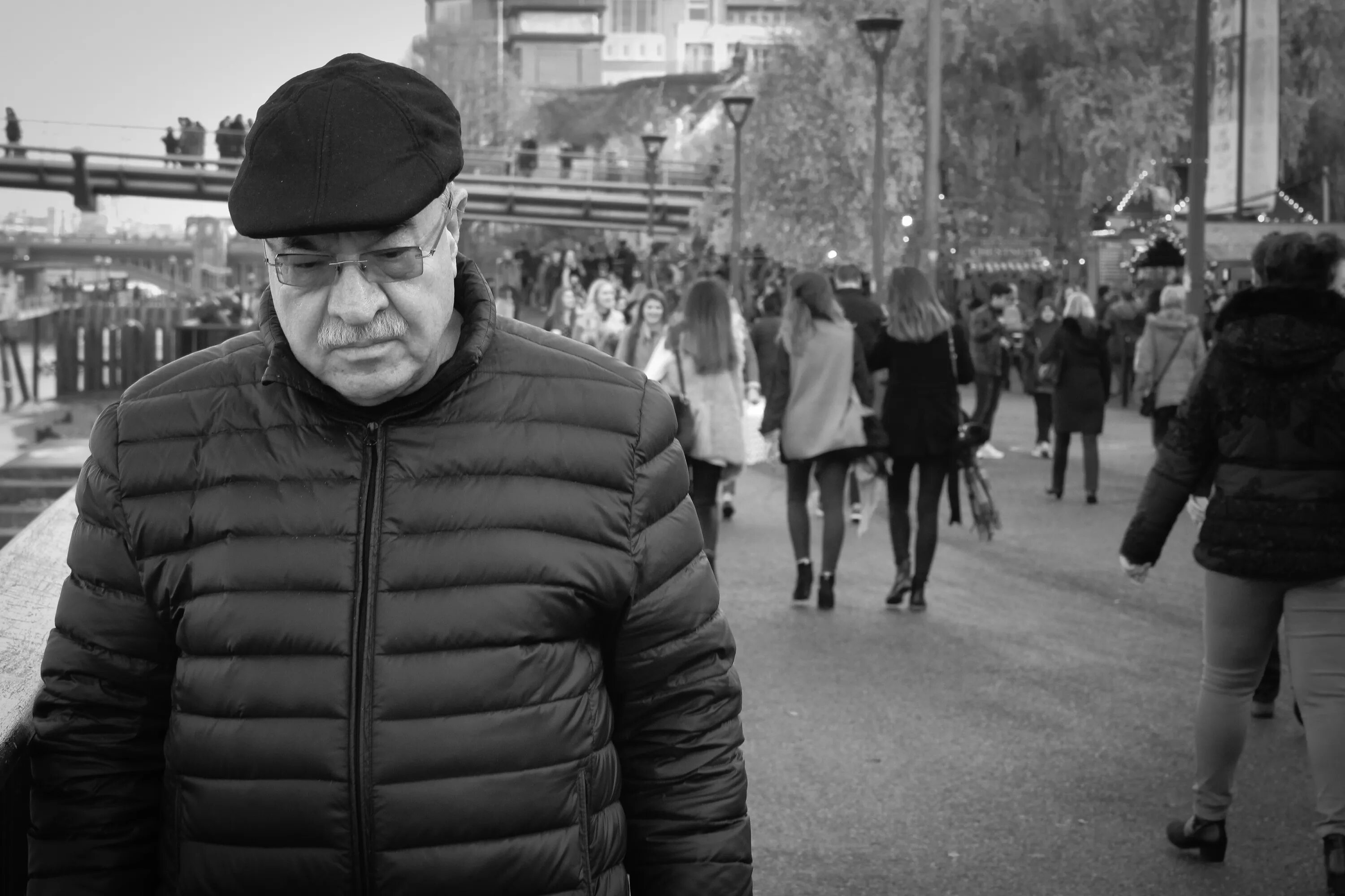 Город одно мужское и сто. Люди на улице. Люди в городе. Серьезный человек на улице. Прохожие в городе.