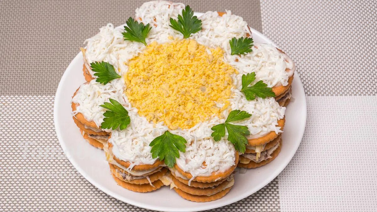 Закусочный торт наполеон мимоза. Салат слоеный с крекером. Салат с крекером. Салат с крекером рыбки. Салат рыбный с крекером слоями.