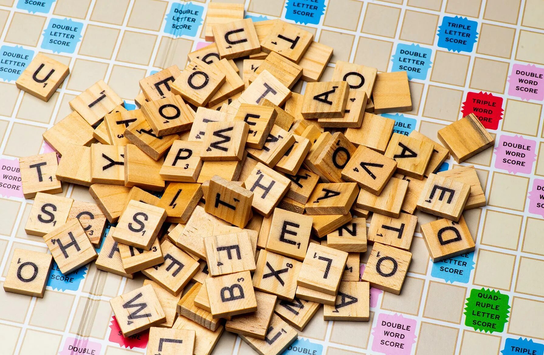 Scrabble буквы. Фотозона Скрэббл. Words. Скрабл русская версия. Тенденции 5 букв