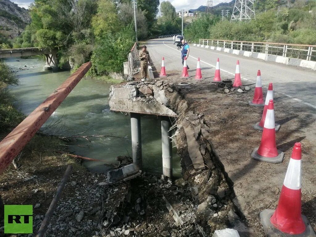 Для разрушения моста достаточно попадания