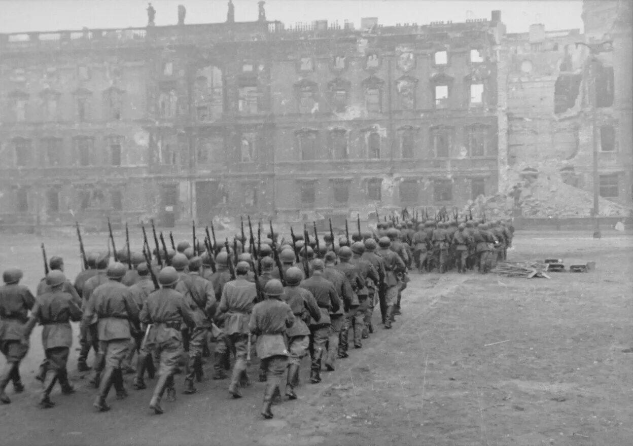 Парад в Берлине 1945 г.. Колонн советских войск 1941-1945. Парад Победы в Берлине 4 мая 1945 года. Парад советских солдат в Берлине 1945. Берлин 5 мая 1945