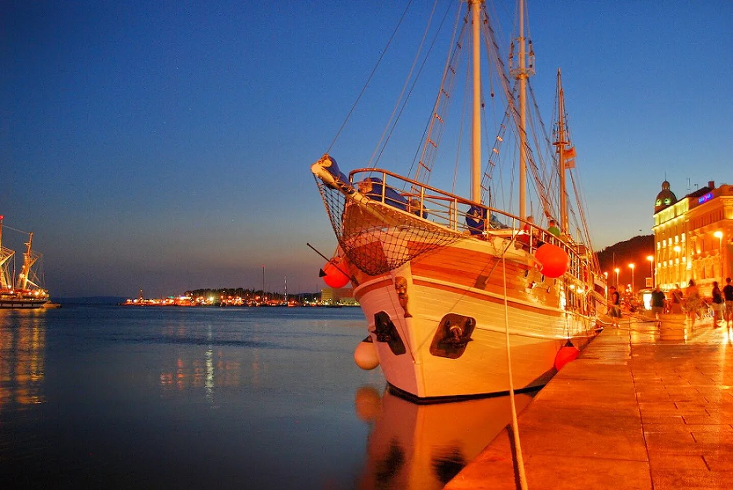 Пристань порт. Порт и корабли. Причал в порту. Порт и корабли. Корабль у причала.