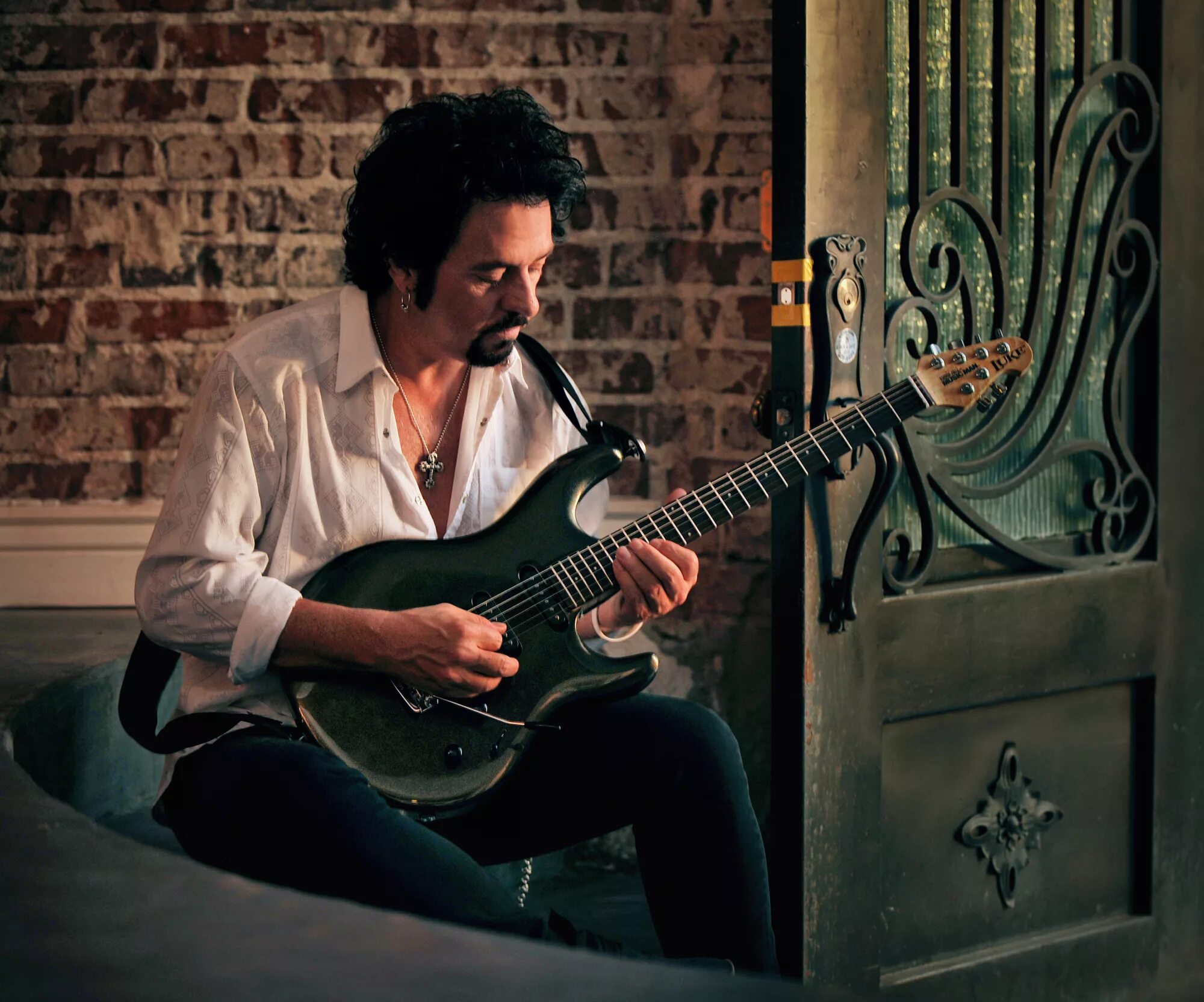 Steve lukather. Steve lukather toto. steve lukather guitar. стив лукатер соло.