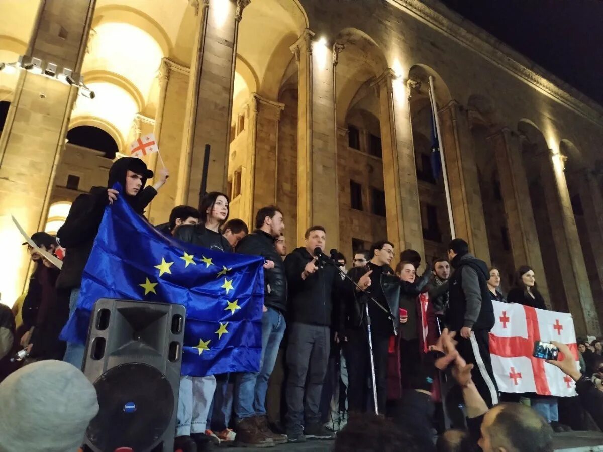 Хочу в грузию. Протест правительству. Протесты в Грузии. Протесты в Тбилиси. Протесты в Грузии молодежь.