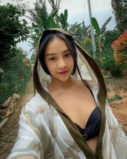 10 Potret Anya Geraldine, Pose Bak Bidadari Mandi di Air Terjun.