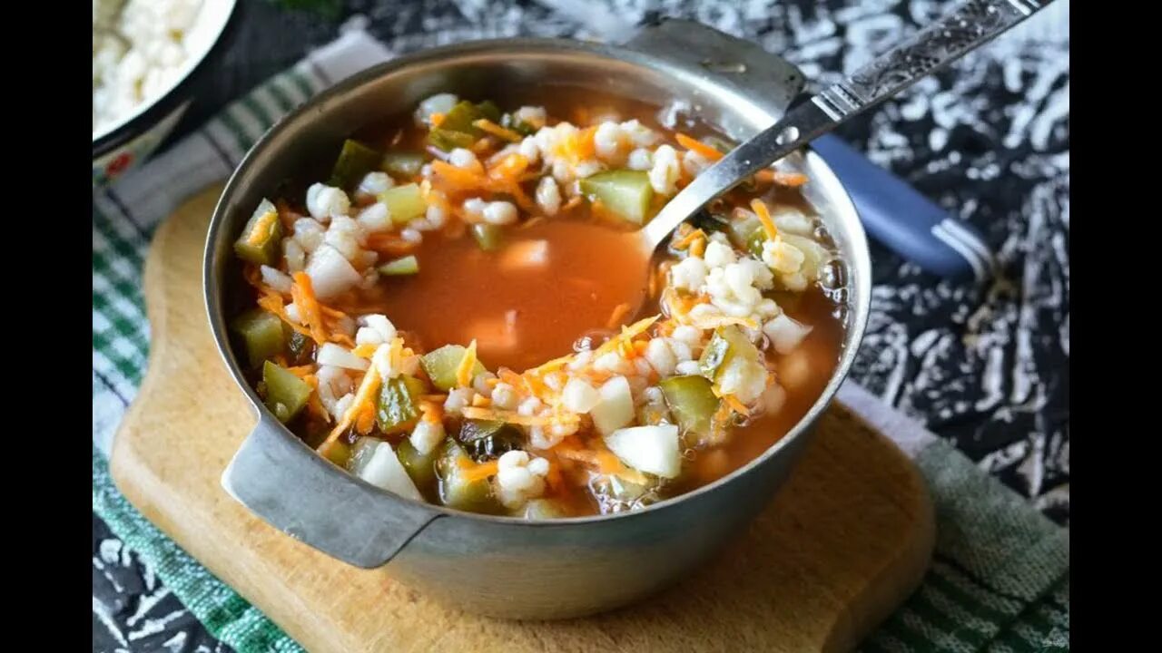 Как приготовить вкусный рассольник на зиму. Рассольник. рассольник с перловкой. рассольник с перловкой и солеными огурцами. перловка с солеными огурцами.