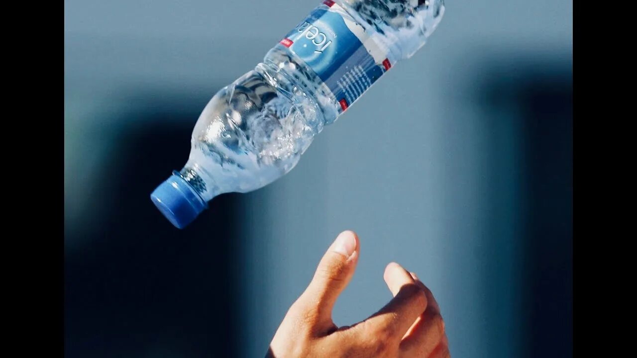 Бутылка флип челлендж. Подкидывает бутылку. Подбрасывание бутылочки. Челлендж с бутылкой. Подбрасывание бутылочки.