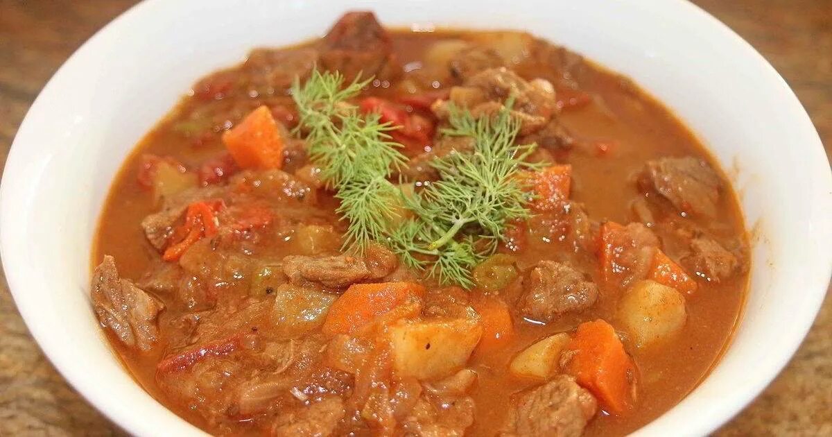 Куриный гуляш в мультиварке. Гуляш куриный. гуляш из говядины с подливкой. гуляш в мультиварке. гуляш в мультиварке фото.