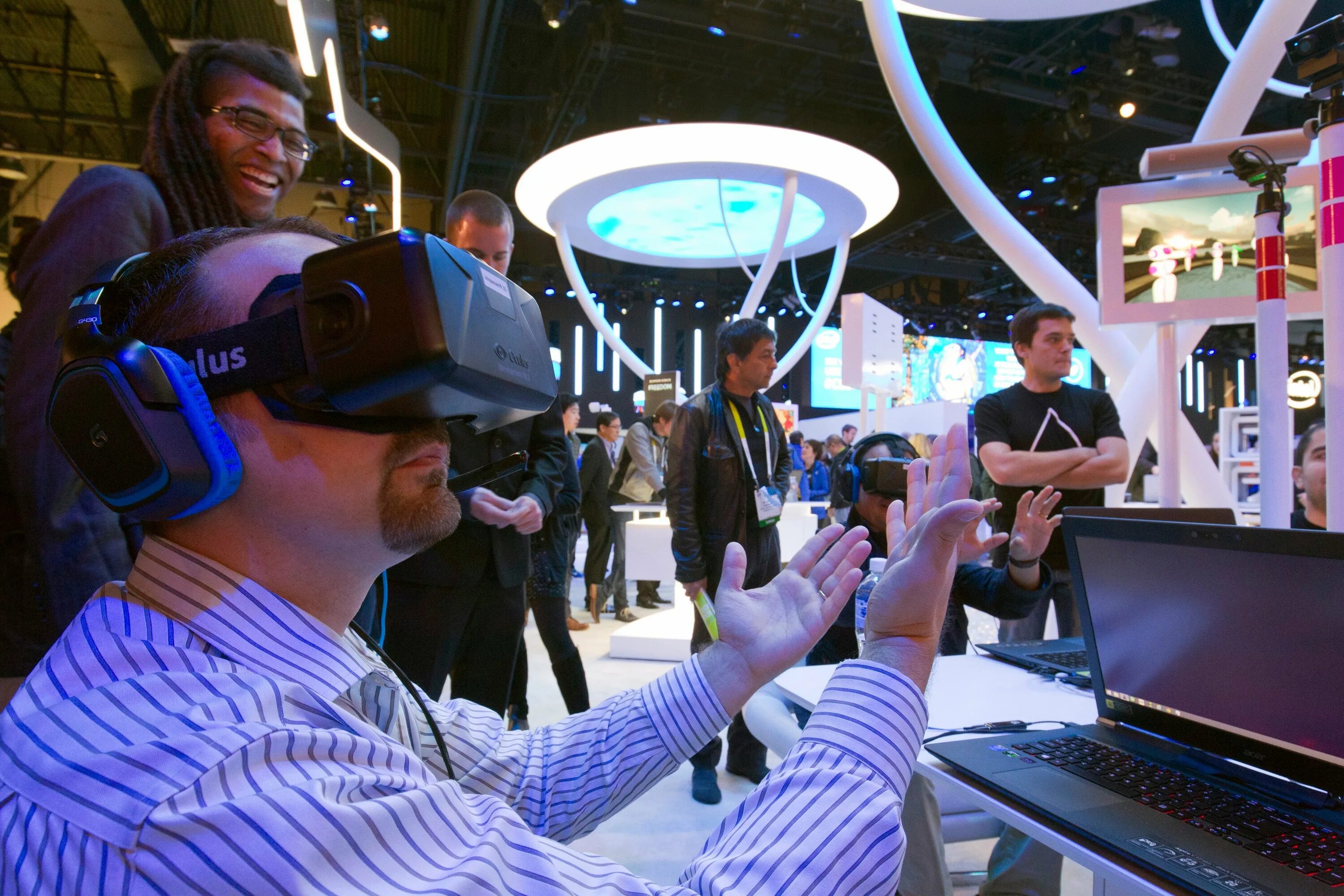 Сходить в виртуальную реальность. Виртуальная реальность окулус. virtual reality vr oculus. окулус рифт 2016. первая машина виртуальной реальности.