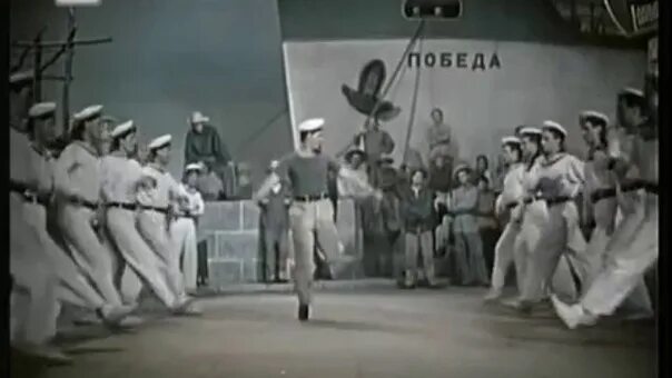 Танец который ассоциируется с советскими матросами. Хорнпайп моряков. Матросы танцуют яблочко. Матросы на корабле. Танец матросов яблочко.