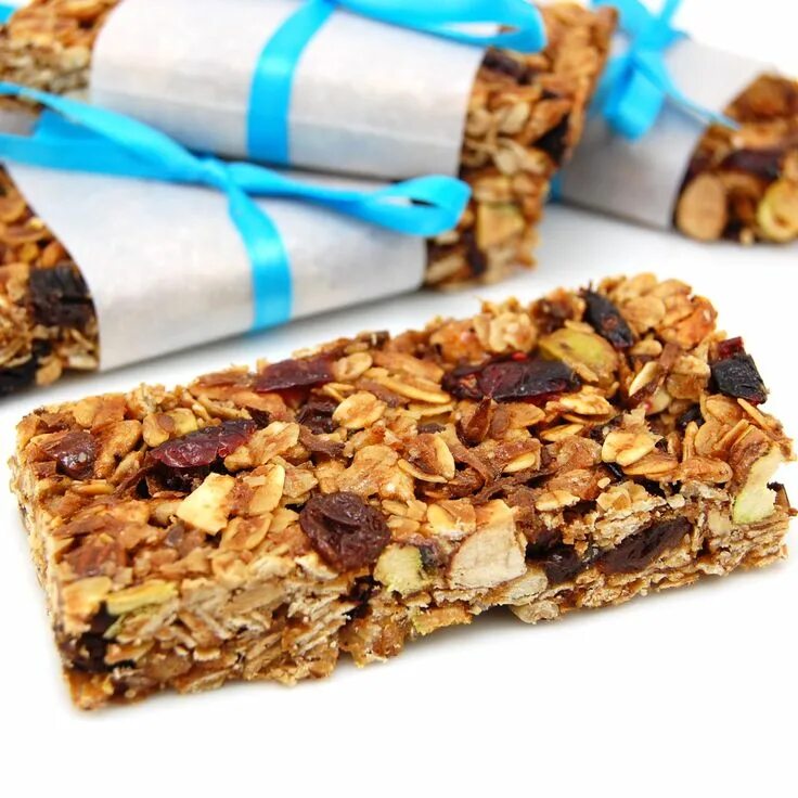 Злаковый батончик домашний рецепт. Батончики мюсли muesli. гранола батончик. батончик гранола бар. пп злаковый батончик.