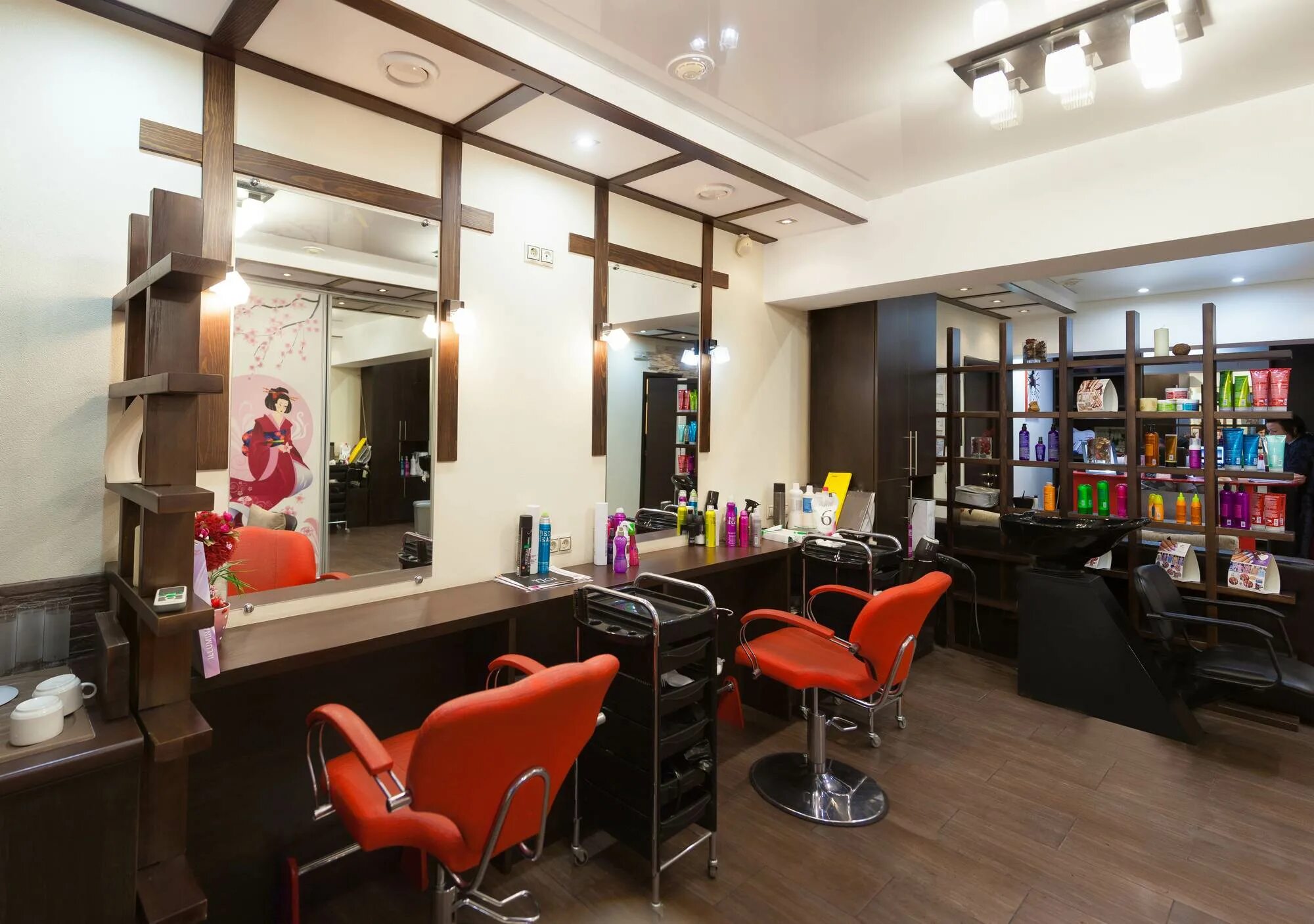Женский парикмахерский зал. Помещение салона красоты. Салон парикмахерская. Парикмахерская помещение. Салон парикмахерской.