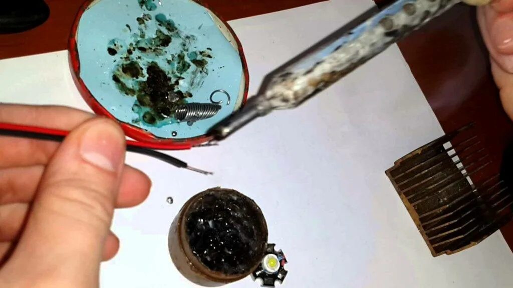 Как пользоваться паяльником для пайки. Пайка кабелей паяльником. Как паять провода паяльником с канифолью. Припой для лужения проводов. Паяльник флюс олово.