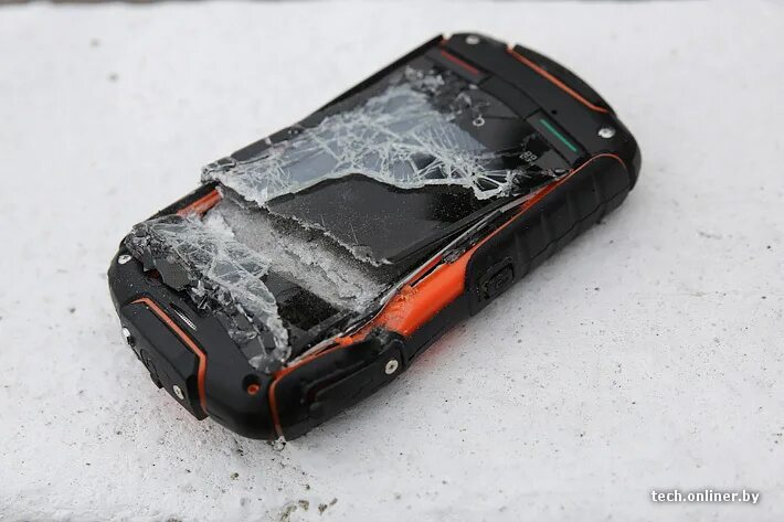 Купить телефон не разбиваемый. TEXET TM-3204r. Сломанный смартфон. Разбитые телефоны. Разбил телефон.