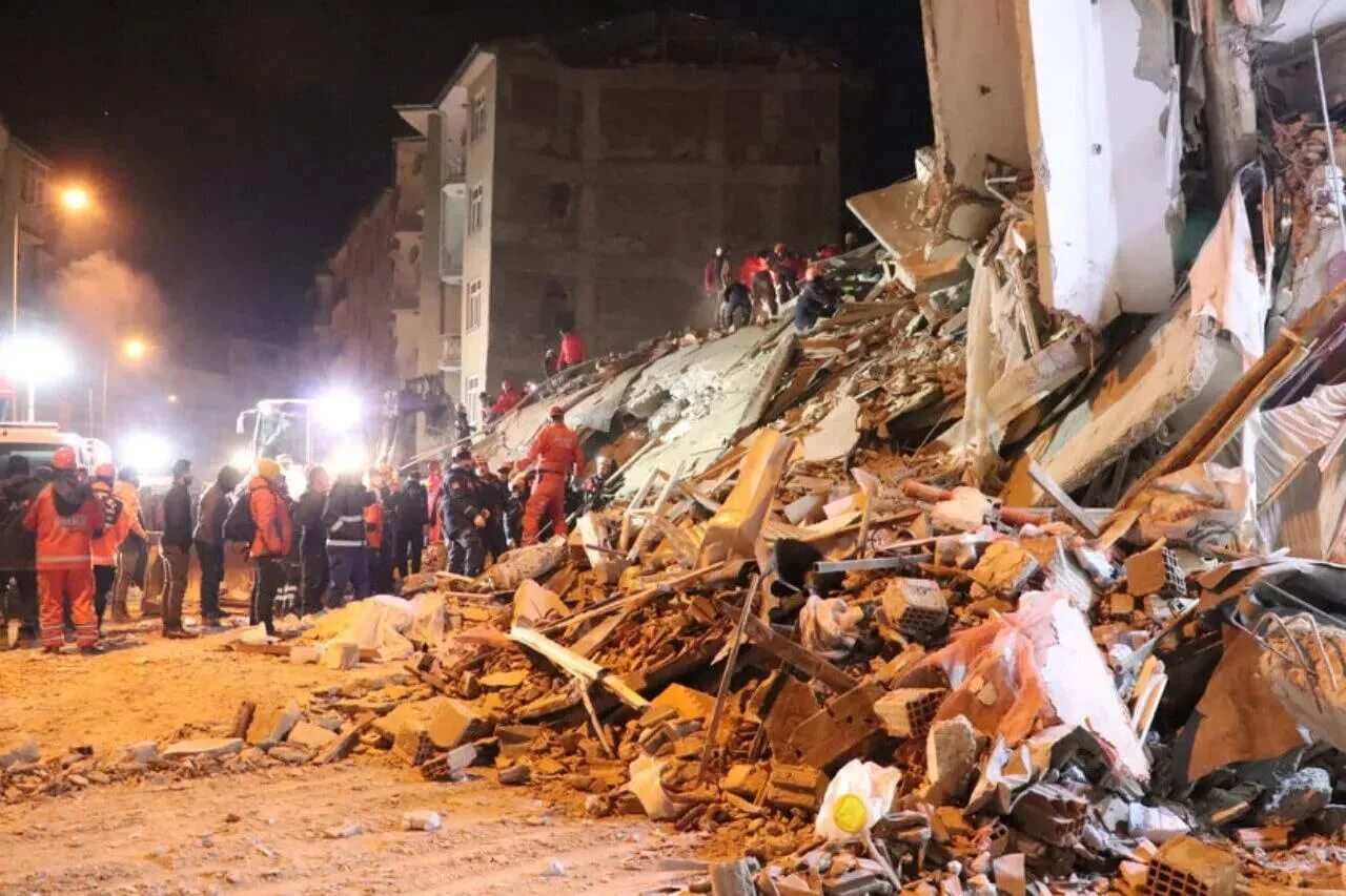 Землетрясение в т. Измир землетрясение 1999. Землетрясение в Турции 1999. Землетрясение в Стамбуле 1999. Землетрясение в Турции 1999 год.