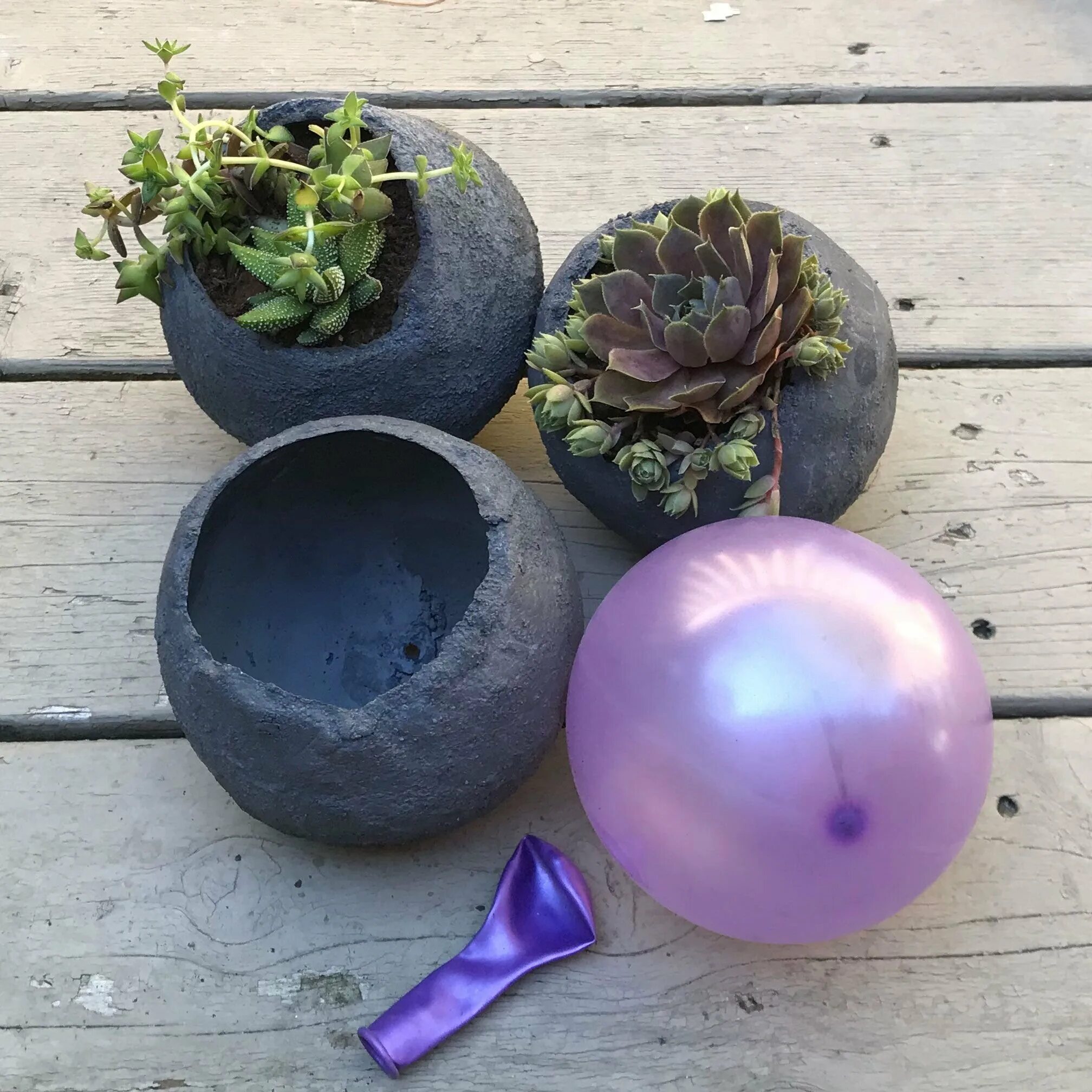 Вазон цветок из цемента. Бетонный шар для сада. Необычные кашпо. Цементные шары для сада. Шары из бетона для сада.