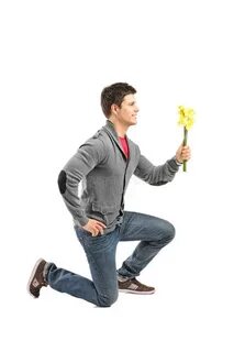 Человек стоит с цветами