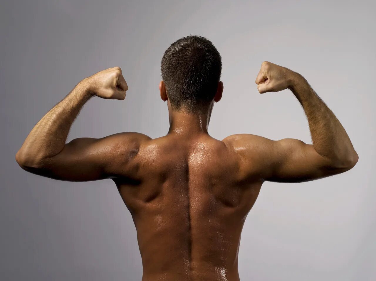 воин тренируется. мышцы спортсмена. как стать сильным. мускулистый человек. отдельный сильный.