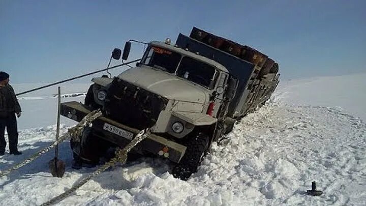 Дальнобойщики на зимнике якутии. Бездорожье севера. Севера видео работы. Севера видео работы. Севера видео работы.