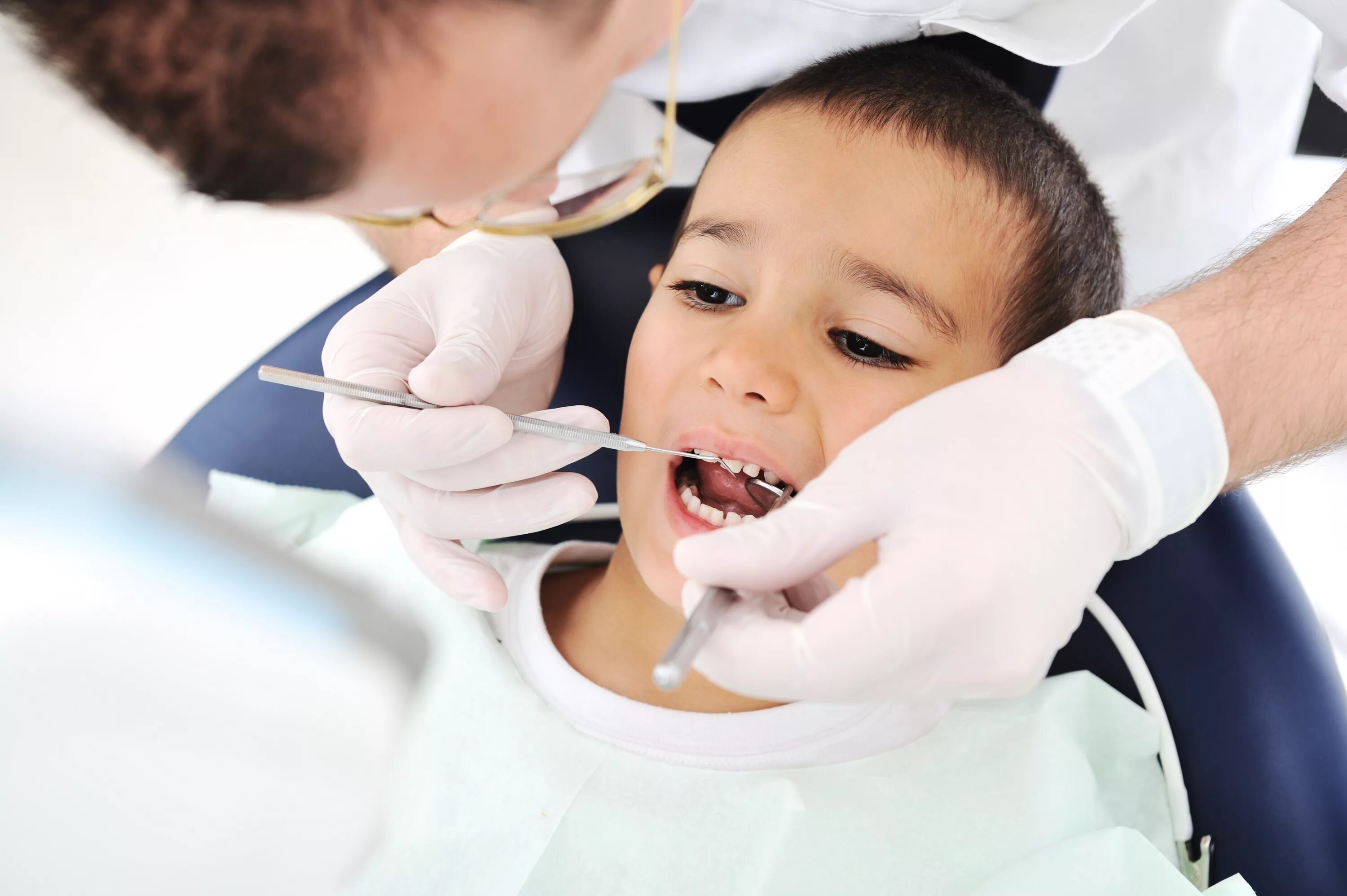 Санация полости рта это. Азиатски ребенок у стоматолога.