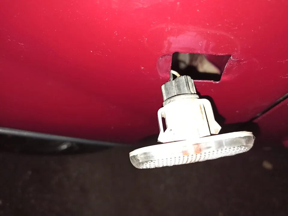 Лампочка повторителя поворота ситроен с3. Как поменять лампочку повторителя поворотов. Поворотник на крыло рено логан 2008. Повторители поворотов led peugeot 308. Боковой повторитель указателя поворота поло седан 2011 крепление.