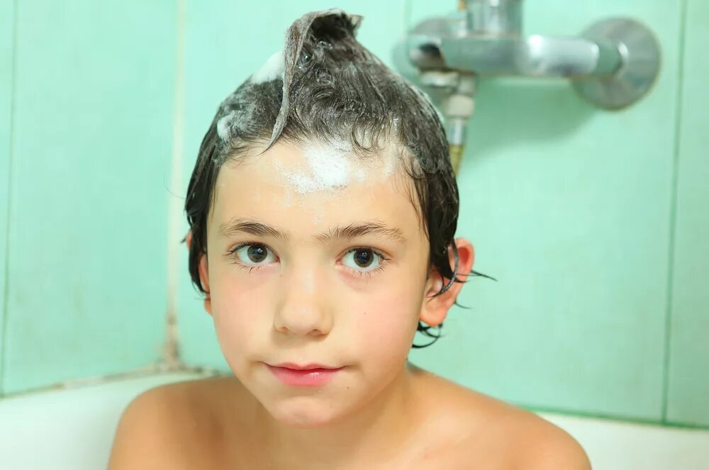 Мальчик моется. Девочка моет мальчика. Мальчик моется с девочкой. Фото мальчика с длинными волосами в ванной. Boys washing