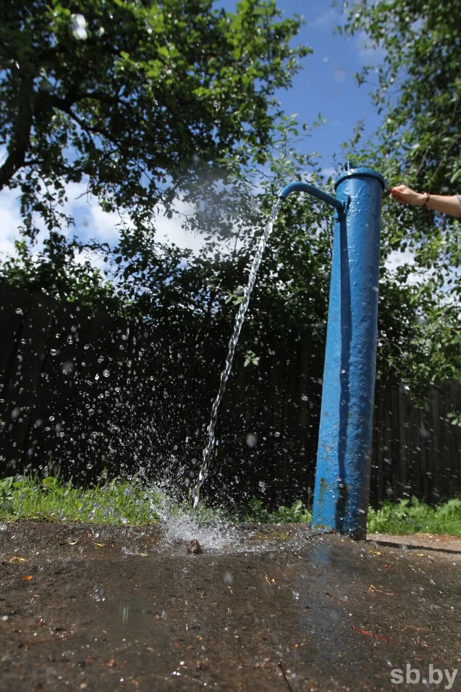 Колонка для воды. Водяная колонка на улице. Водозаборная колонка уличная. Колонка с водой на улице рядом со мной.