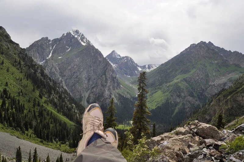 Человек на ветру на горе. Гора эббот. Ах горе горе горе. Гора агу того. Захлебнулся детский крик и растаял словно эхо.