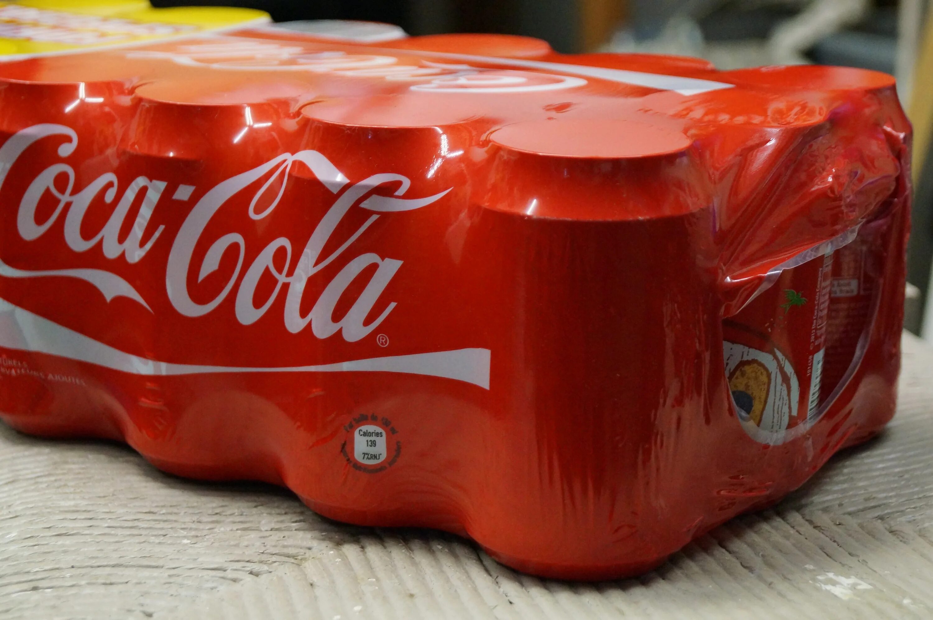 В coca cola нашли. Кока кола coca cola. банка колы. кока кола банка. coca cola баночка.