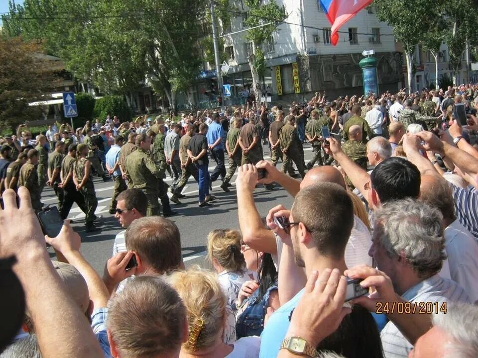 Парад пленных Донецк 2014. Парад военнопленных в Донецке. Парад пленных украинцев в Донецке 2014. Парад пленных в Донецке 2015. 18 августа 2014