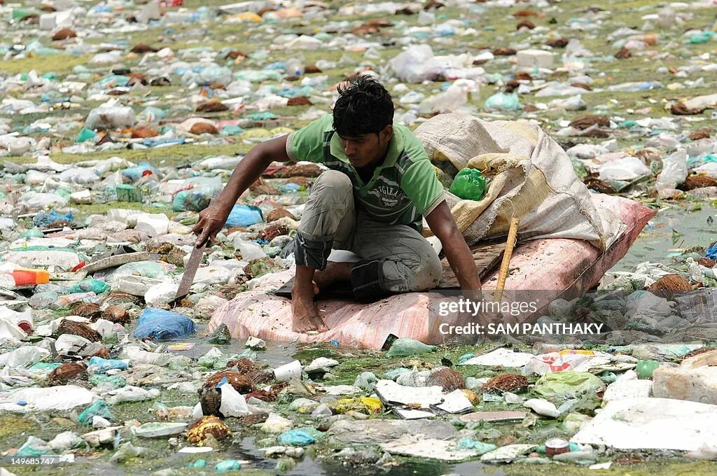 River pollution in uzbekistan. Механическое загрязнение гидросферы. Once human загрязнение. Пластмасса в природе. Пластик загрязняет.
