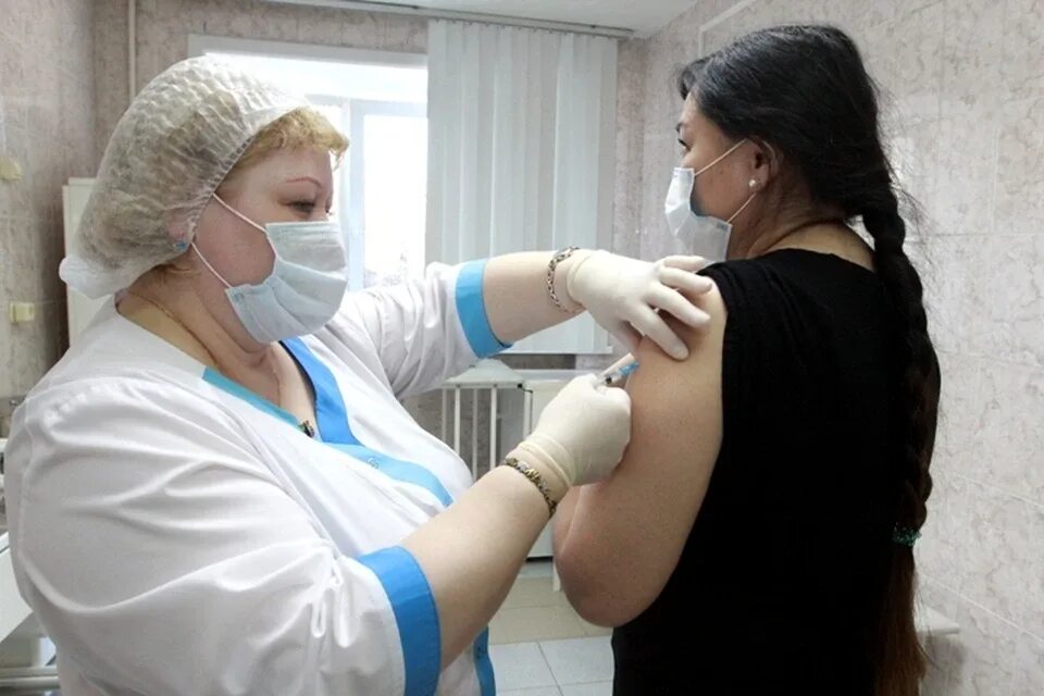 Вакцинация пожилых от гриппа. Ученые медики. Главный врач вакцинация. Вакцинация от ковид. Вакцинация медиков.