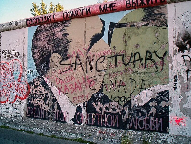 Господи помоги выжить среди этой смертной любви. Берлинская стена граффити. Берлинская стена Господи помоги мне выжить. Берлинской стены среди этой смертной любви. Господи помоги мне выжить среди этой смертной любви.