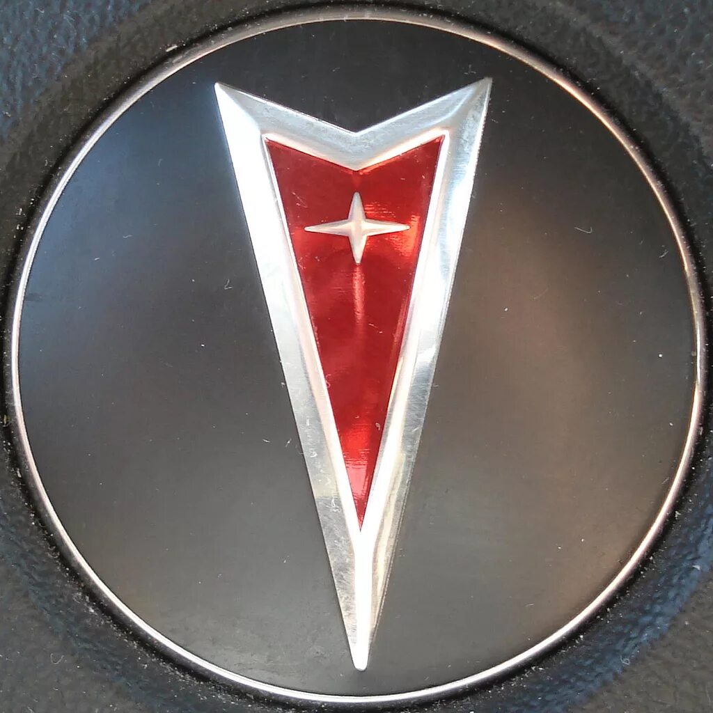 Красный значок автомобиля. Марка Понтиак. Понтиак логотип 1954г. Шильдик Понтиак Вайб. Значки автомобилей.