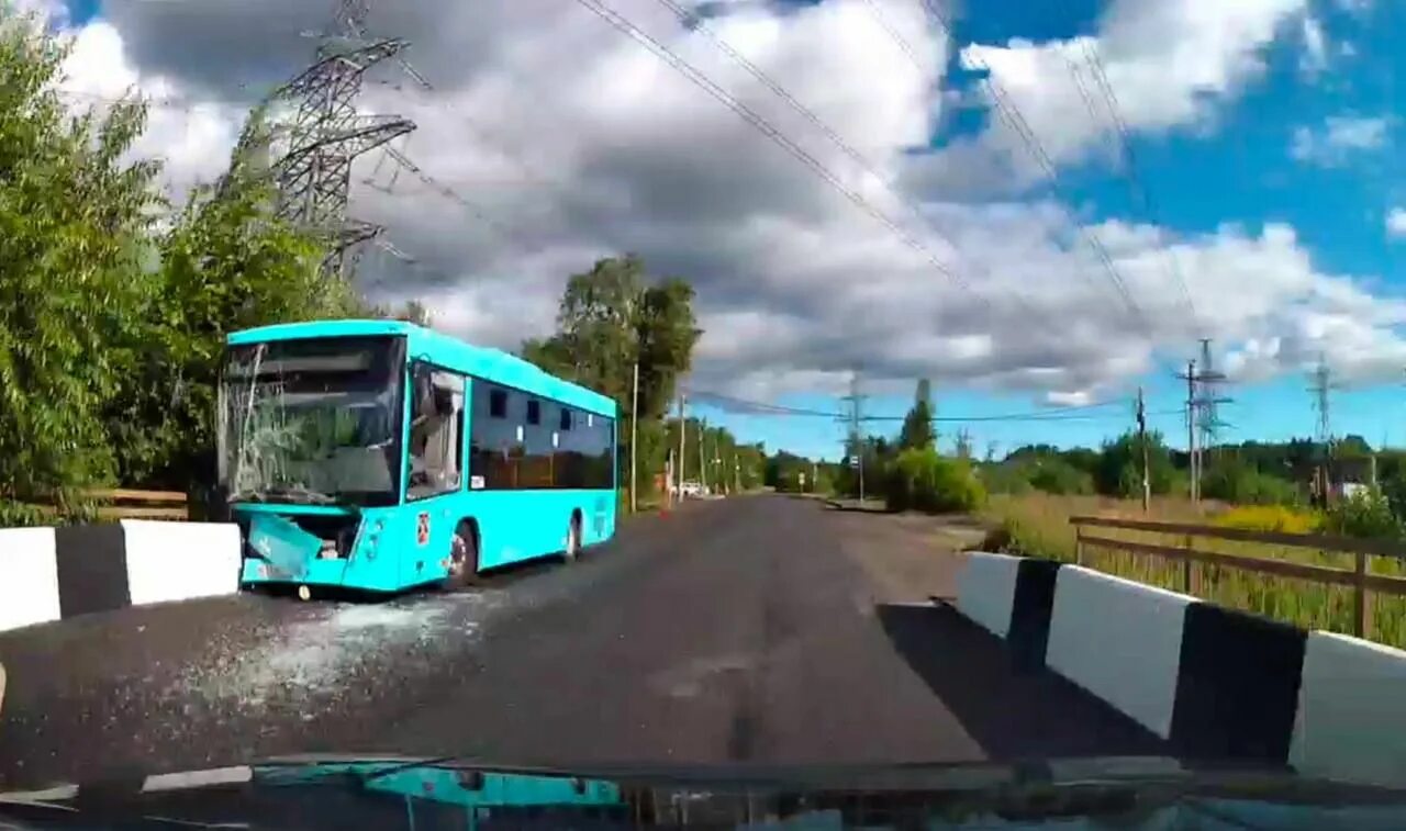 Новости про упавший автобус в санкт петербурге. Старые автобусы. новые автобусы. лазурный автобус. дтп с автобусом в санкт петербурге.