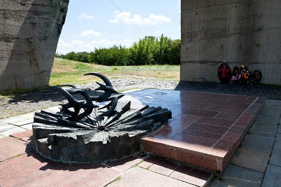 Победа харьковская область. Гора кременец памятник. изюм харьковская область мемориал. гора кремянец в городе изюм мемориал. монумент в изюме харьковской области.