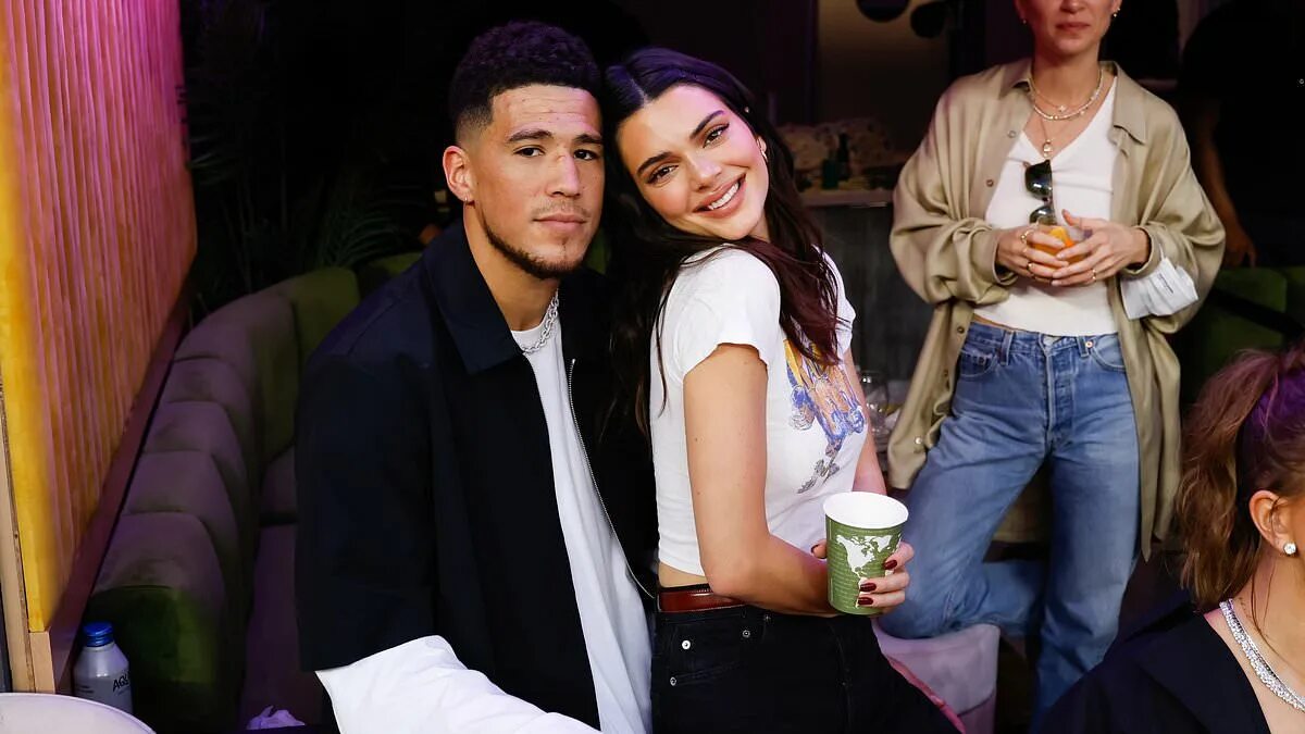 С кем встречается в 2019 Anwar Hadid insists he is not 'anti-vax' after saying he 'absolutely' won’t take