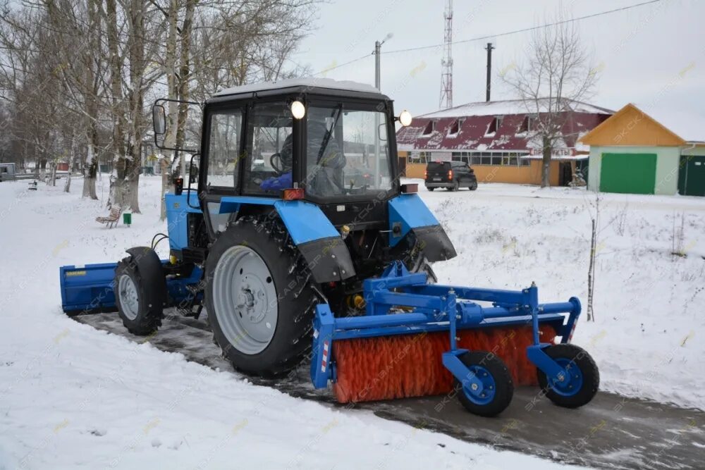 Аренда трактора снег. Трактор МТЗ 82.1 С отвалом и щеткой. Трактор-щетка МТЗ 82.1 уборка снега. Отвал на МТЗ 82.1. МТЗ Беларус 82.1 отвал щетка.