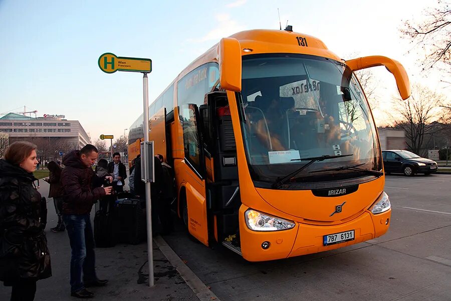 Девочка в автобусе. Студент автобусы. Школьный автобус. Автобусы в чехии. Школьный автобус сша.