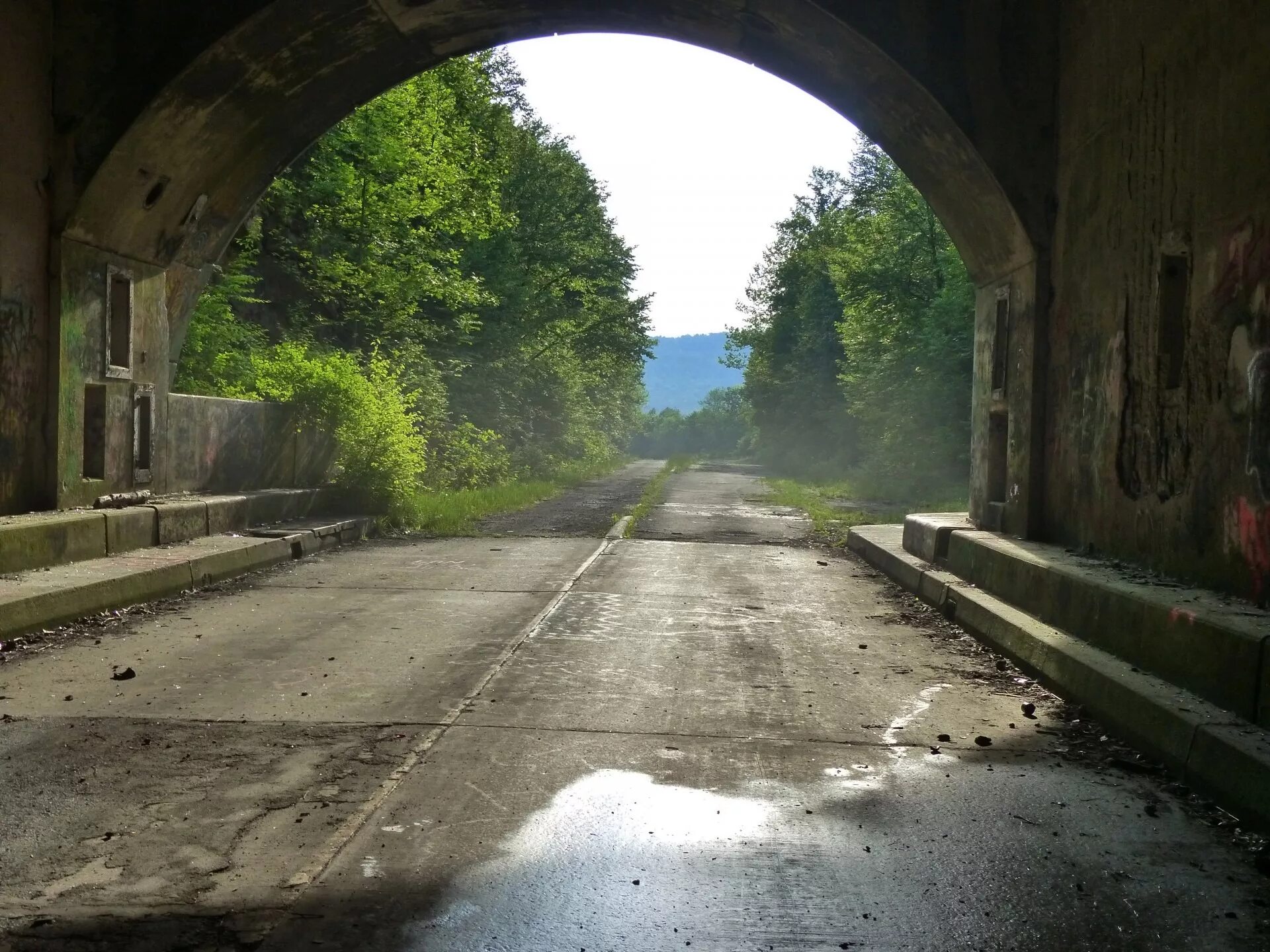 Road to ruin. Заброшенная пенсильванская автомагистраль. Заброшенный туннель в Пенсильвании. Заросшая дорога. Заброшенный автомобильный тоннель.