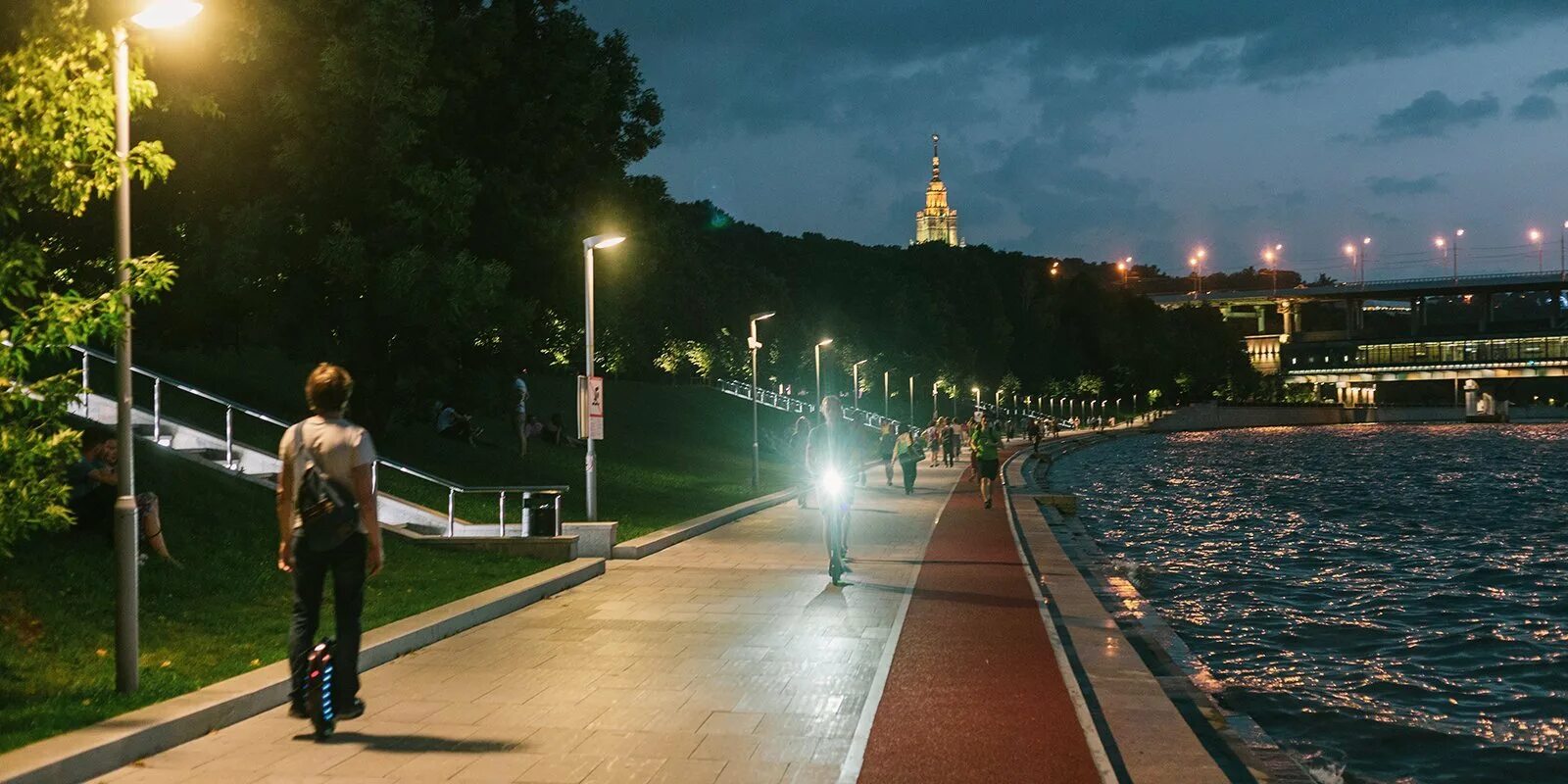 Парк горького прогулка. Парк Горького набережная. Парк Горького Москва. Набережная Москвы реки парк Горького. Парк Горького Крымская набережная.