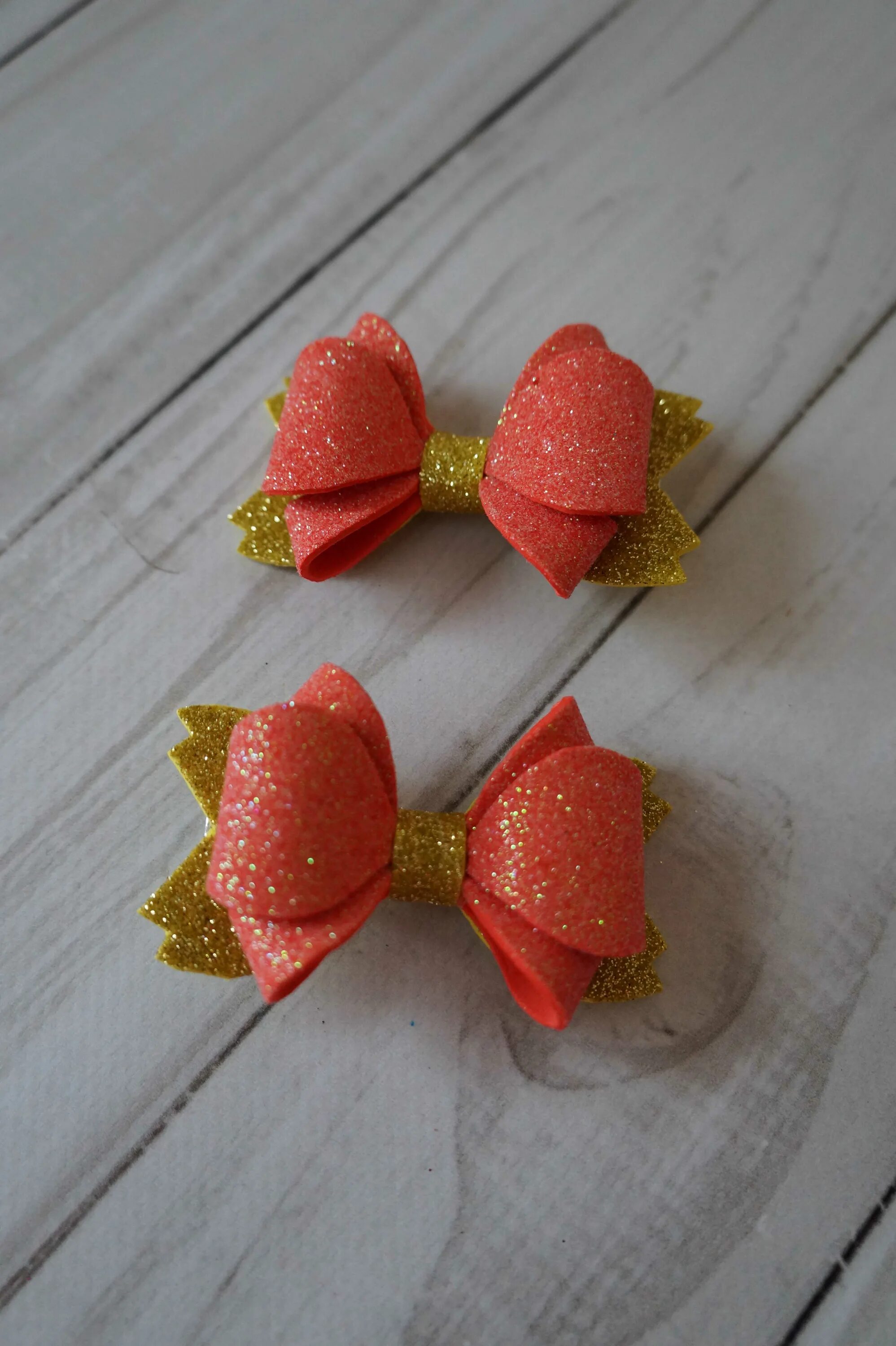 Заколки из глиттерного фоамирана. Заколки банты с фоамирана. Бантик из фоамирана блестящего. Бантики из фоамирана. Бантики из фоамирана.