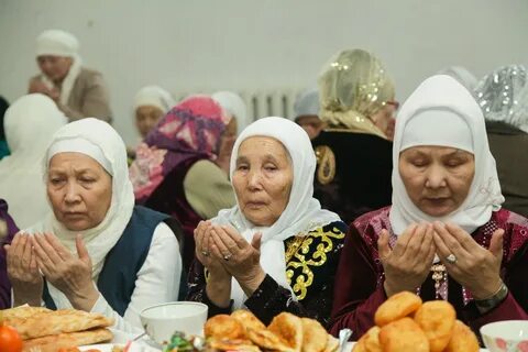 Күйеуі қожайынын трахает, ал әйелі ішке қарайды