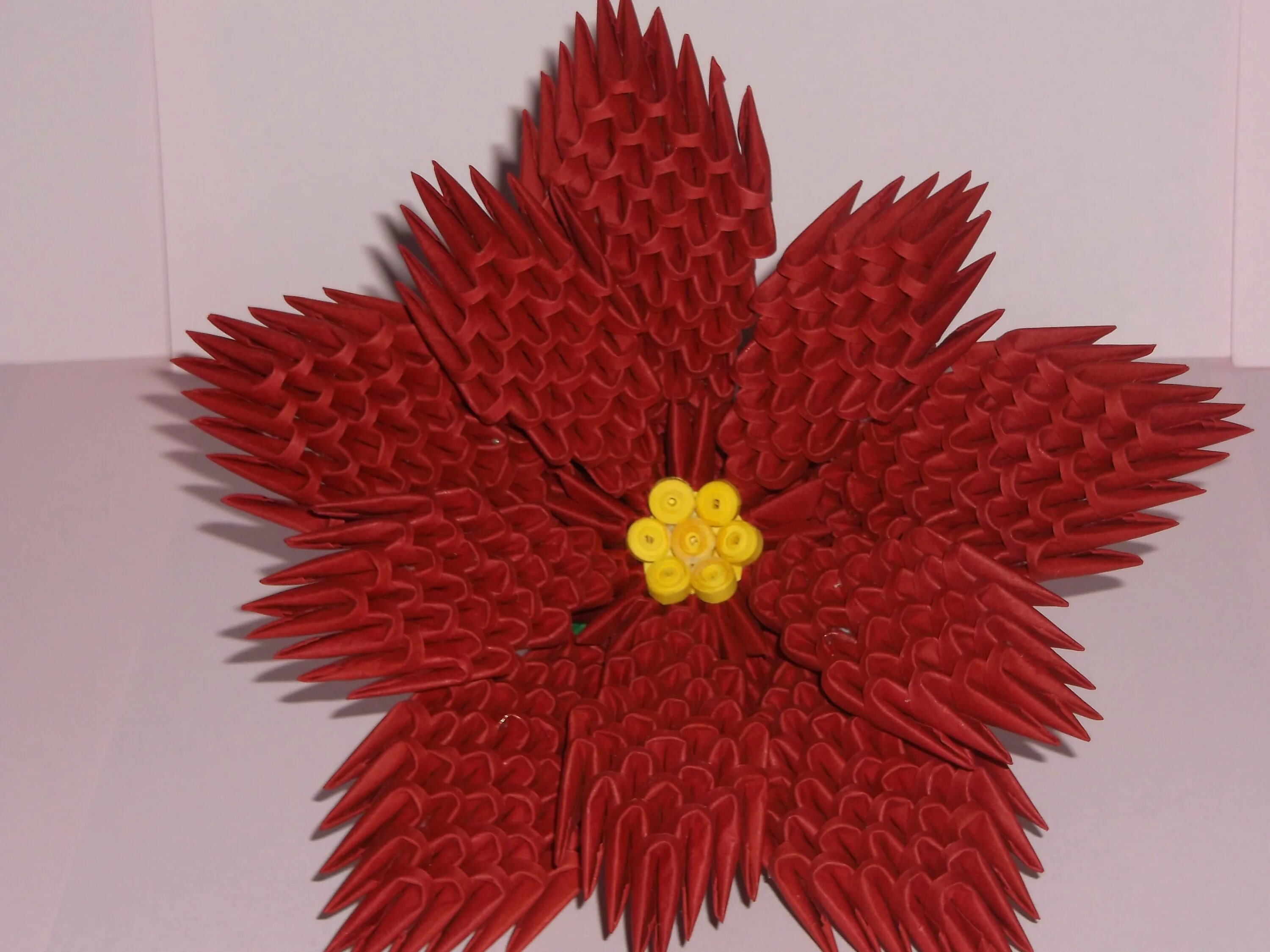 Пуансеттия оригами. Пуансеттия цветок модульное оригами из бумаги. Модульное оригами цветы. Цветы из треугольных модулей. Модуль оригами инструкция