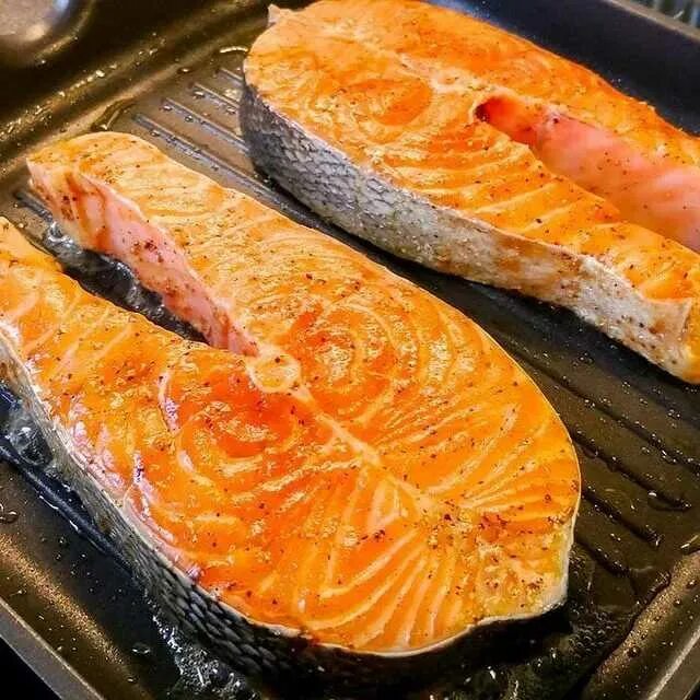 Как приготовить стейк форели вкусно сочно. Стейк семги. семга на гриле. стейки сёмги в духовке. стейк лосося на сковороде.