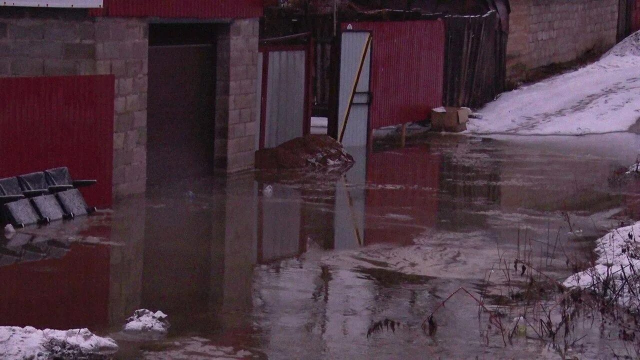 Какие районы затопило в оренбурге. Паводок в Бузулуке 2023 Оренбургской области. Паводок. Паводок в Бузулуке. В Бузулуке подтопление домов.
