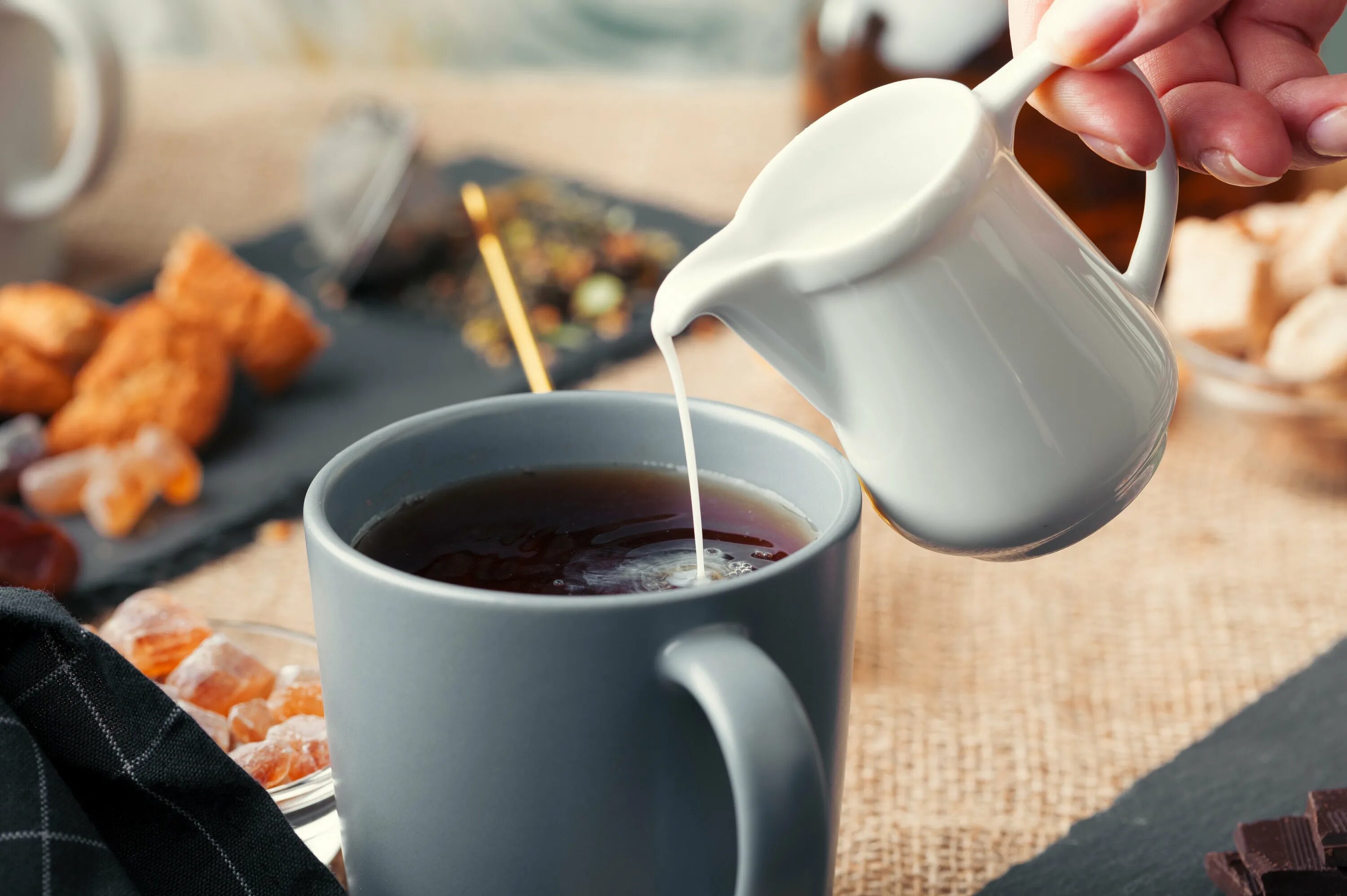 Чашка чая с молоком. Чай с молоком в англии. чай с молоком в британии. чай с молоком в великобритании. цвет чай с молоком.