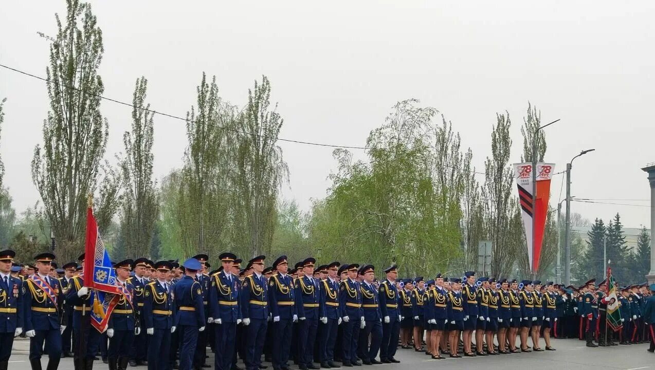 Когда начинается парад. Парад Победы Омск. Парад 9 мая Омск. Парад 9 мая Тюмень 2011 год. Парад на Соборной площади Самара 1919.