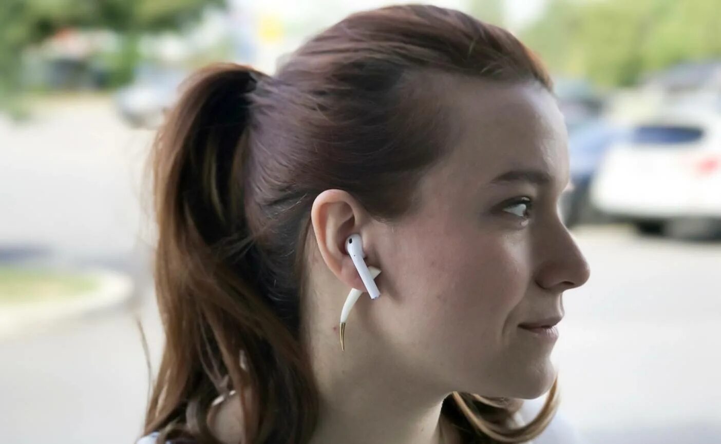 Airpods на русском языке. Беспроводные наушники в ушах девушки. Наушники сережки. Серьги эйрподс. AIRPODS на человеке.